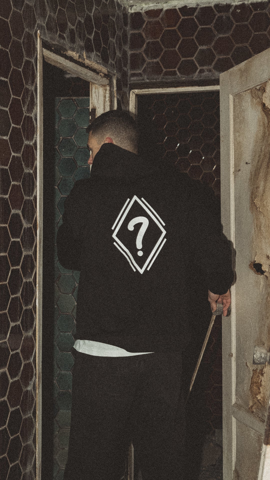 CLASSIC BLACK HOODIE