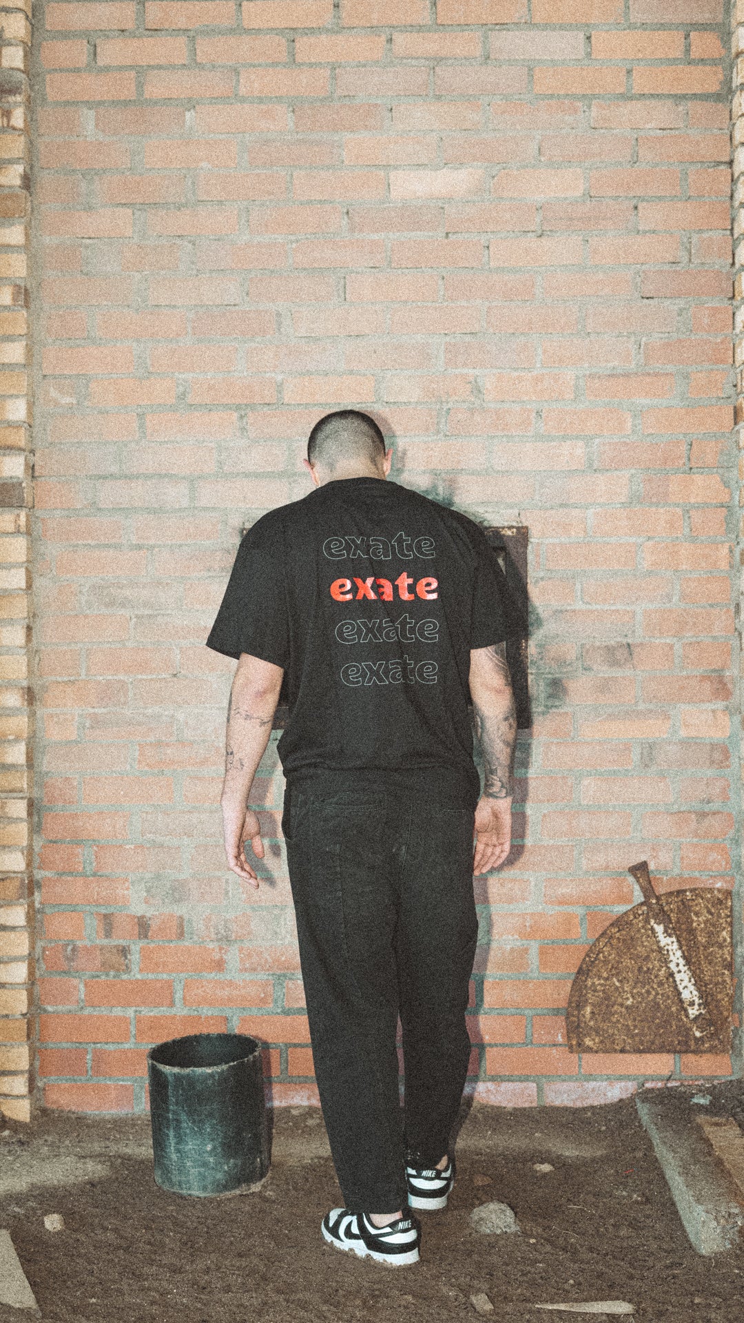 REPEATED EXATE BLACK TEE